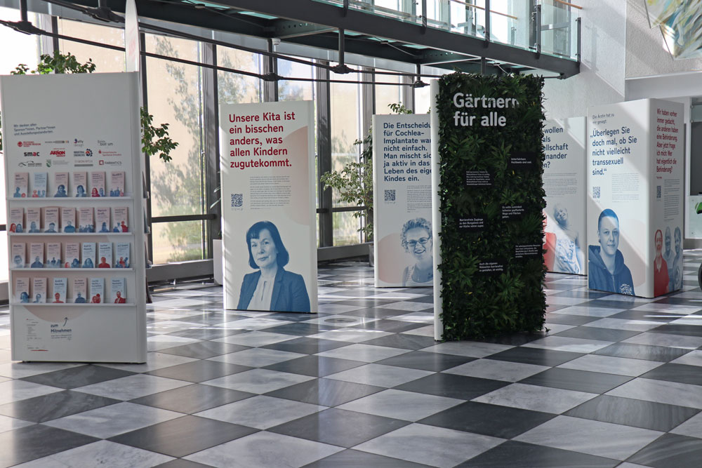 Blick auf die Ausstellung im Atrium des Jobcenters in Oschatz