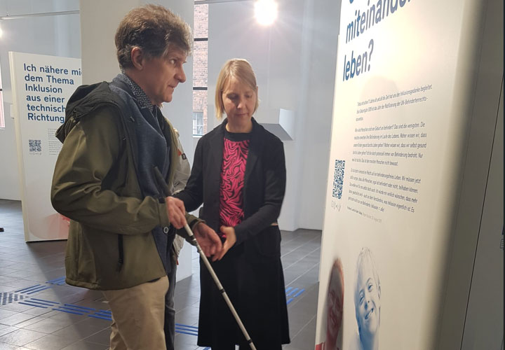 Herr Krenz und Frau Schöne erkunden gemeinsam die Ausstellung