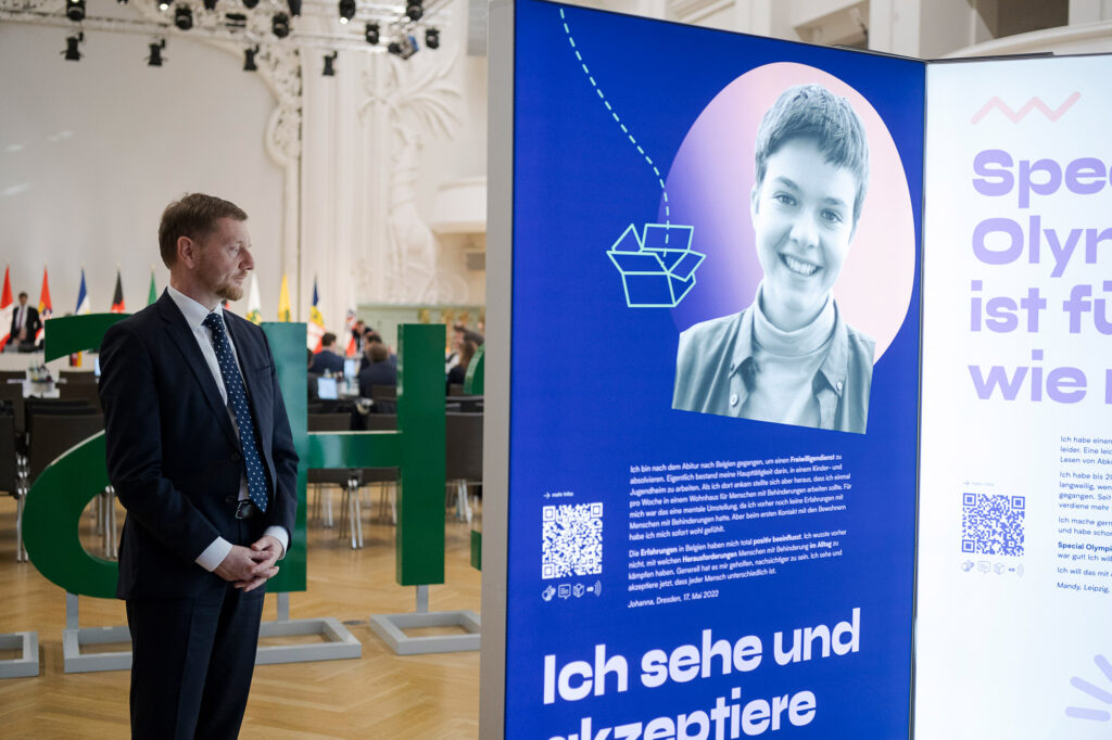 Ministerpräsident Michael Kretschmer Schirmherr der Ausstellung "Weil Vielfalt gemeinsam fetzt" schaut sich die Ausstellung an.