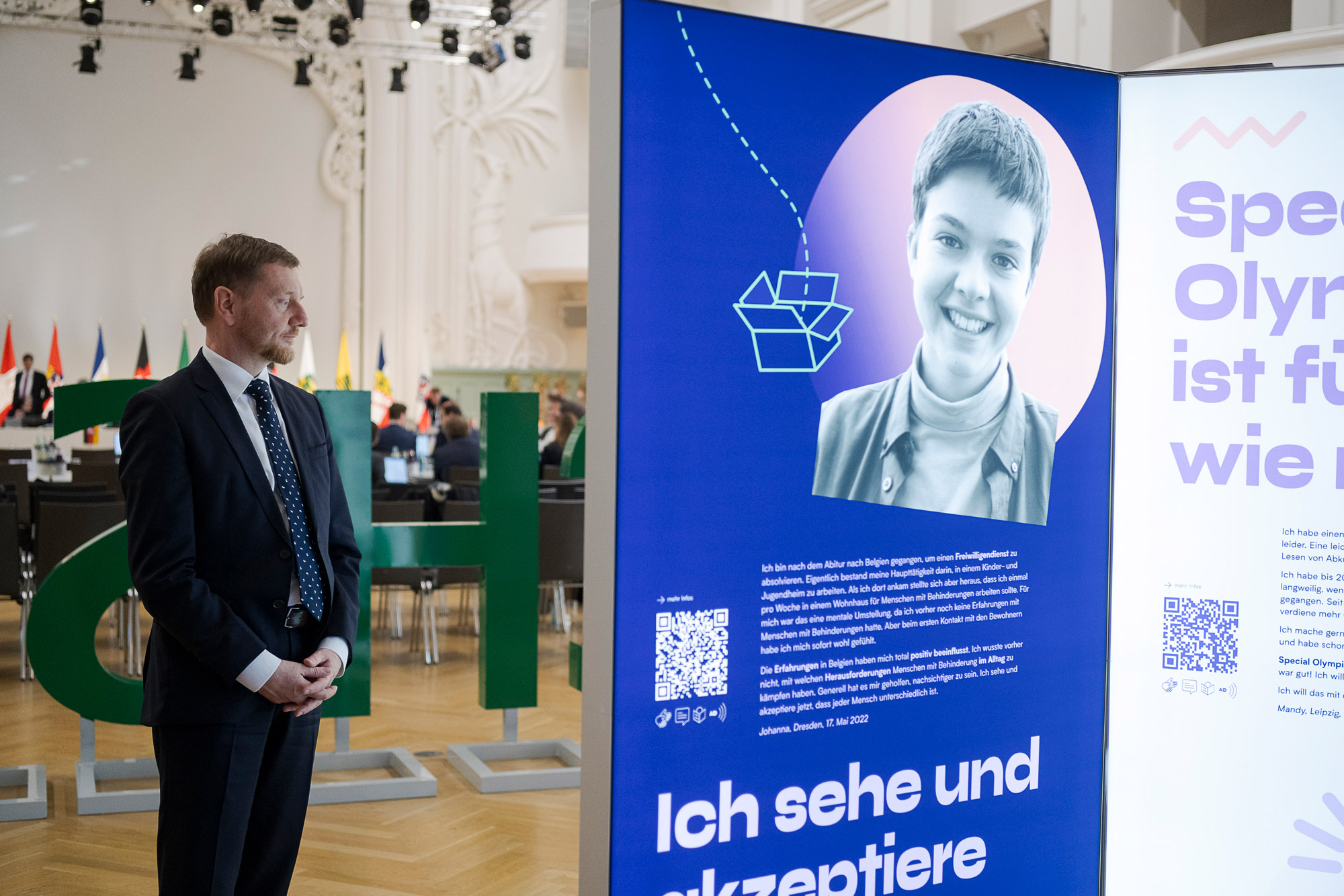 Ministerpräsident Michael Kretschmer Schirmherr der Ausstellung "Weil Vielfalt gemeinsam fetzt" schaut sich die Ausstellung an.