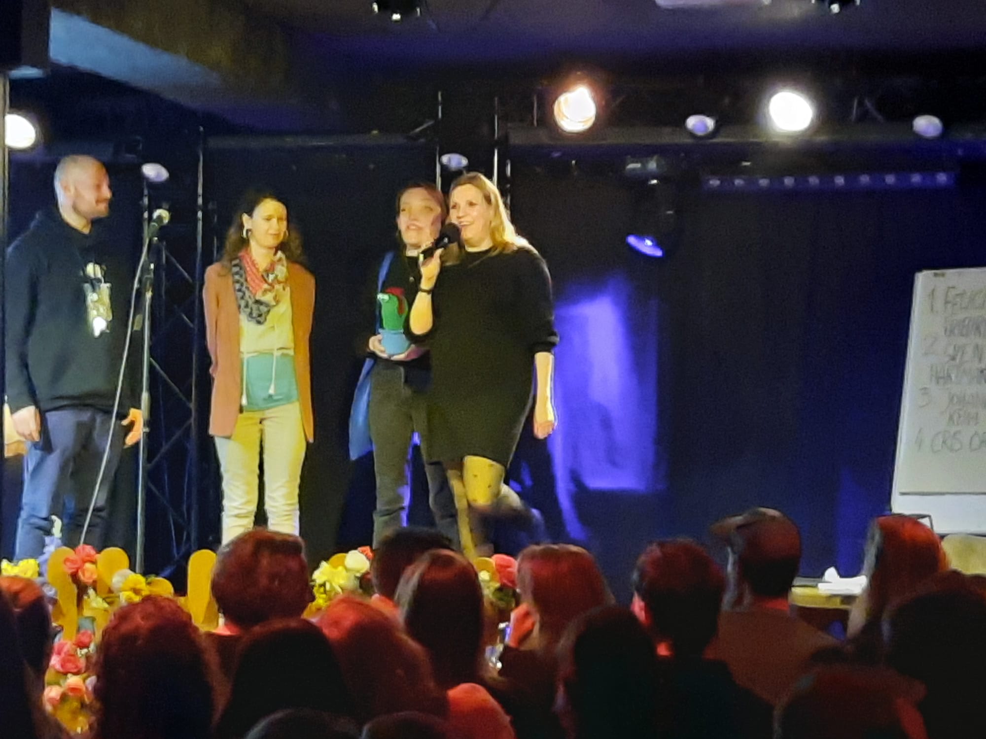 Die Poetry Slamer und die Moderatorin auf der Bühne in der GrooveStation